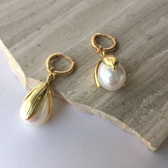 Pearl Tulip drop / Gold huggie lever back Earrings - Picture 4 of 7